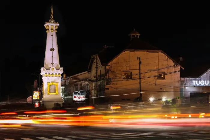 Lalu lintas transportasi di Tugu Jogja Malam Hari